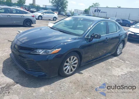 2018 Toyota Camry Le z USA, uszkodzony, nr VIN 4T1B11HK4JU523934